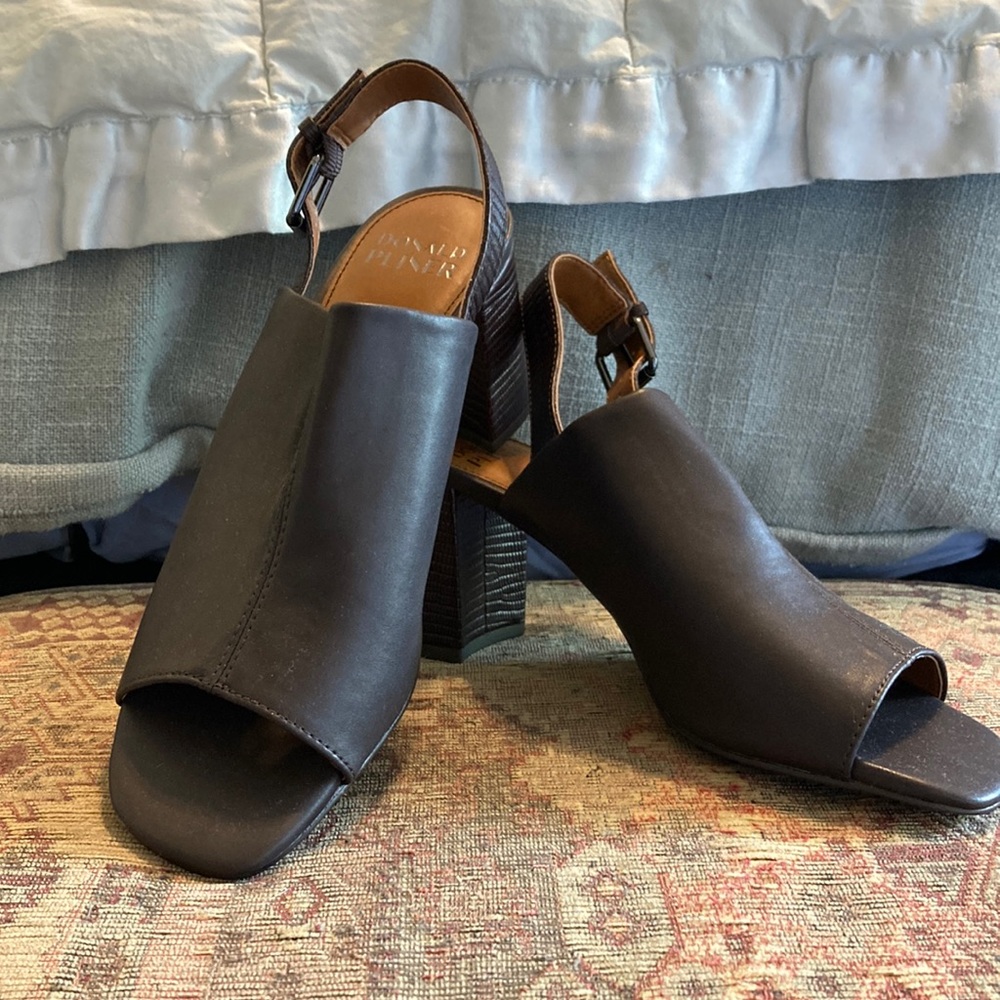 Donald Pliner Piri Sandals in Brown, size 7 BNWOB.
